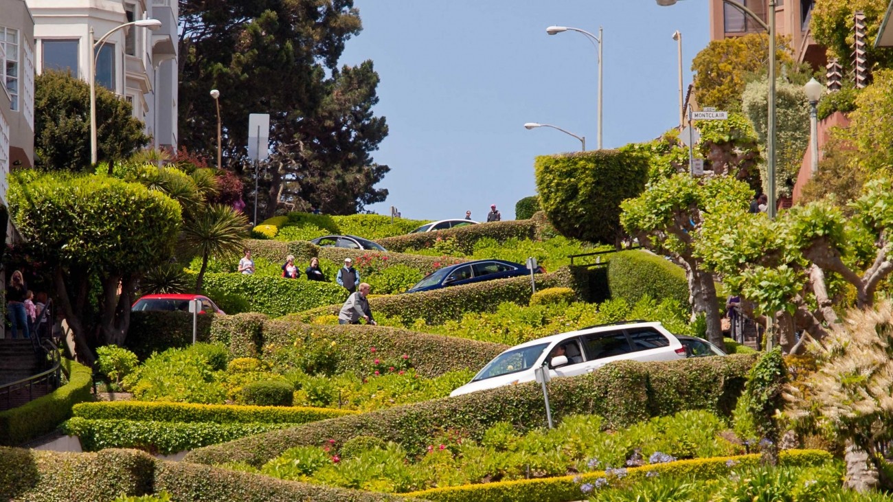A view of cars and people on the crooked section of Lombard street