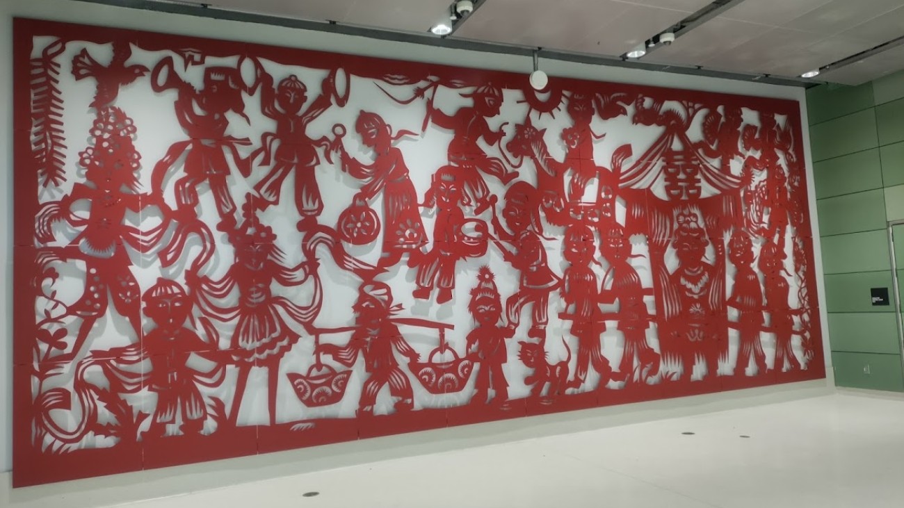 Large metal artwork at Rose Pak-Chinatown station. 