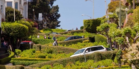 A view of cars and people on the crooked section of Lombard street