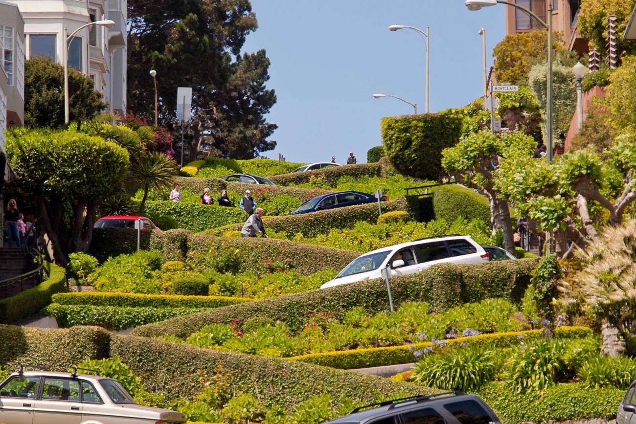 A view of cars and people on the crooked section of Lombard street