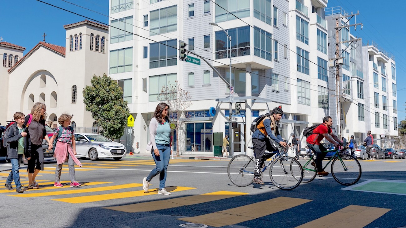 People walking and biking on Valencia