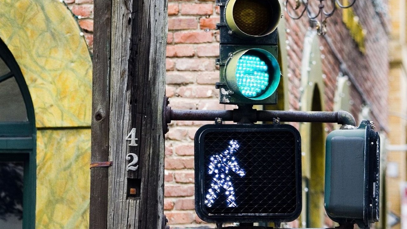 A streetlight with a walking signal