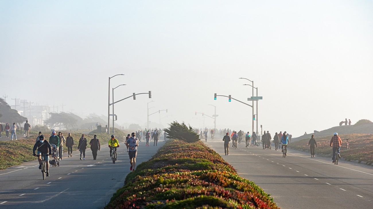 Bicyclists and pedestrians on the Upper Great Highway