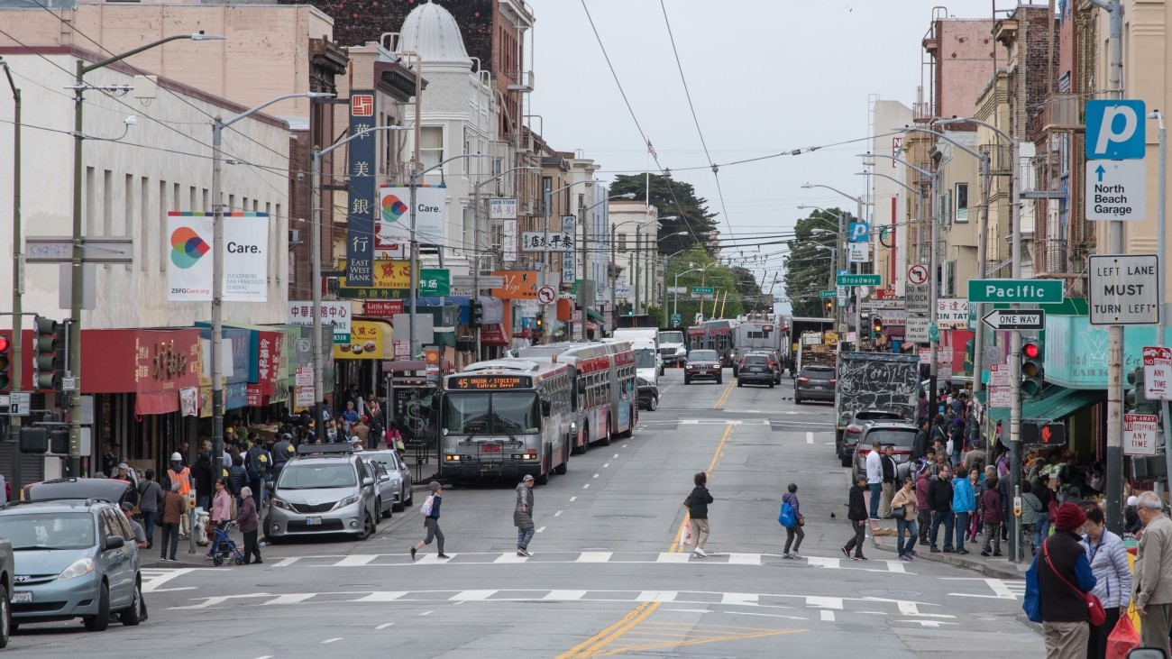Pedestrians and buses in Chinatown