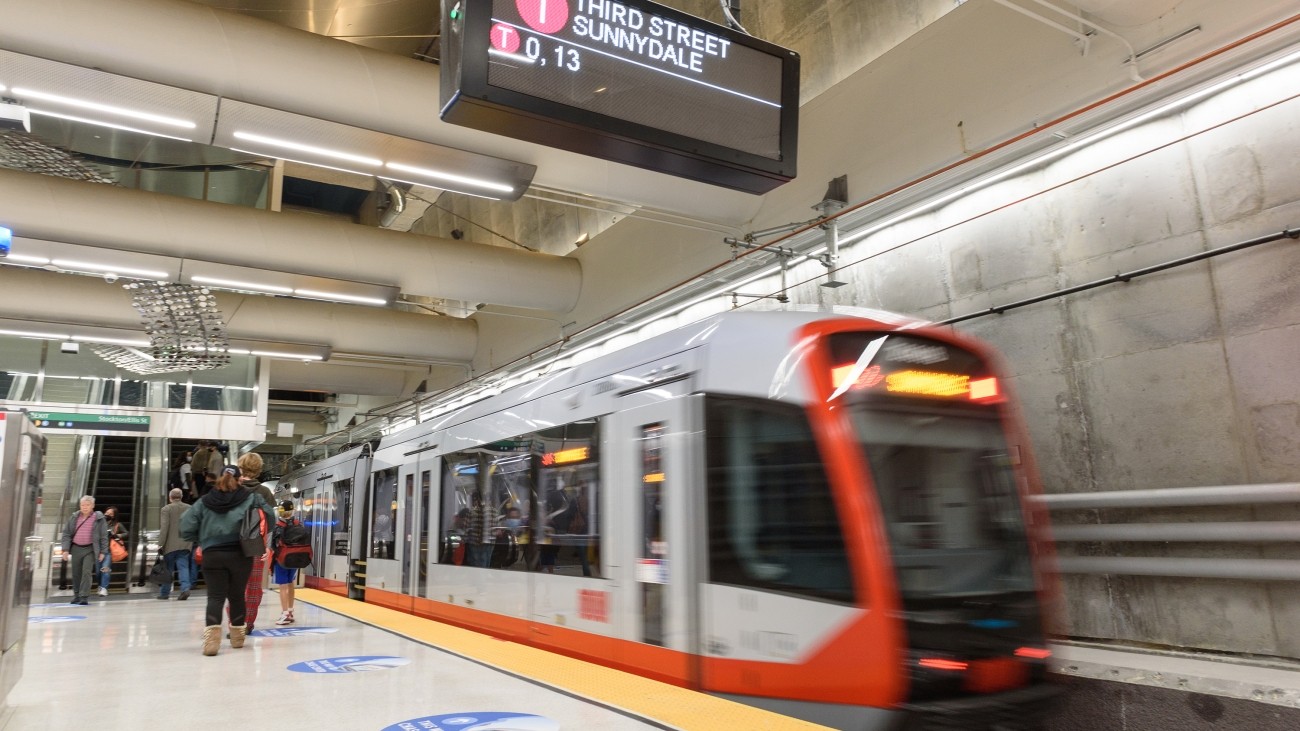 A train heading to "Third Street / Sunnydale" pulls in to a Central Subway underground station.