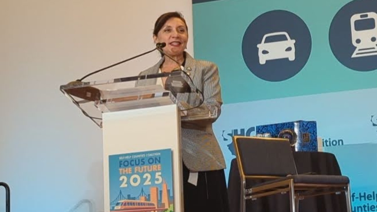 Chair Myrna Melgar speaking at the conference 