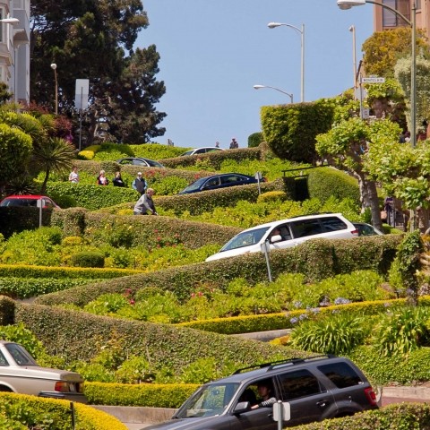 A view of cars and people on the crooked section of Lombard street