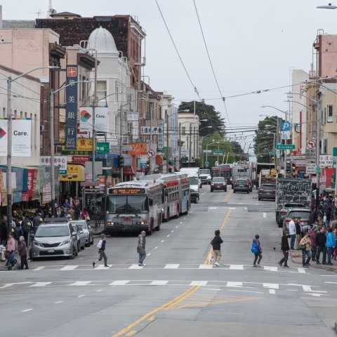 Pedestrians and buses in Chinatown 