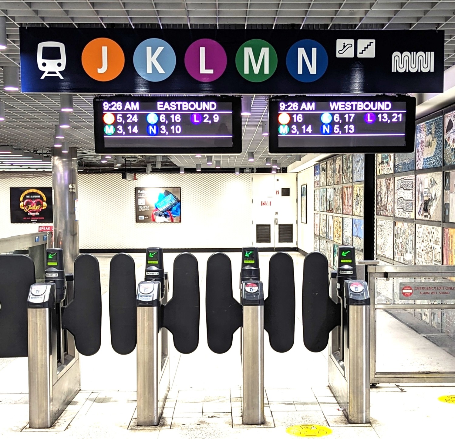Wayfinding signs before entering Muni station 